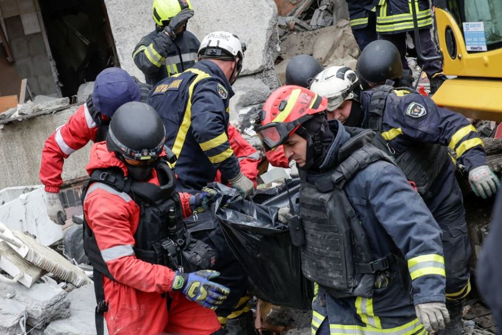Soccorritori e vigili del fuoco estraggono morti e feriti dal condominio di Kharkiv bombardato dai russi nella notte - Reuters