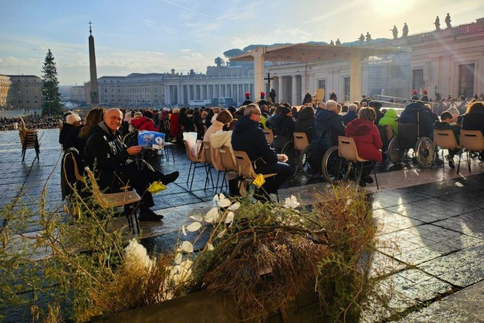 La cassa di munizioni russe trasformata in fioriera consegnata al Papa dal gruppo "Frontiere di pace" - Gruppo "Frontiere di pace"