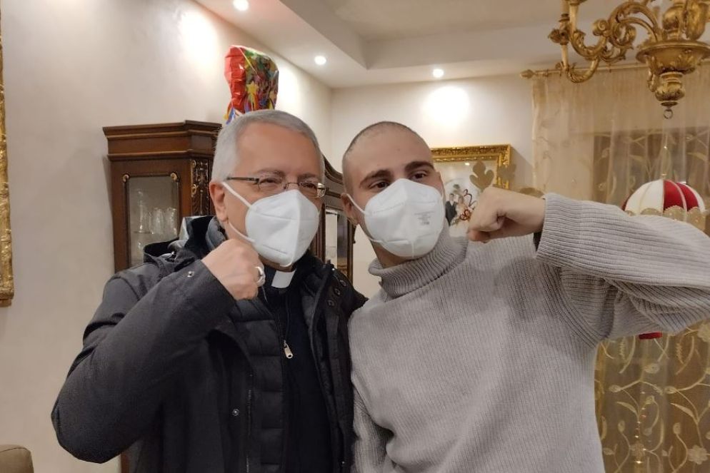Una foto recente di Saverio durante le terapie insieme all'arcivescovo D'Ascenzo - .