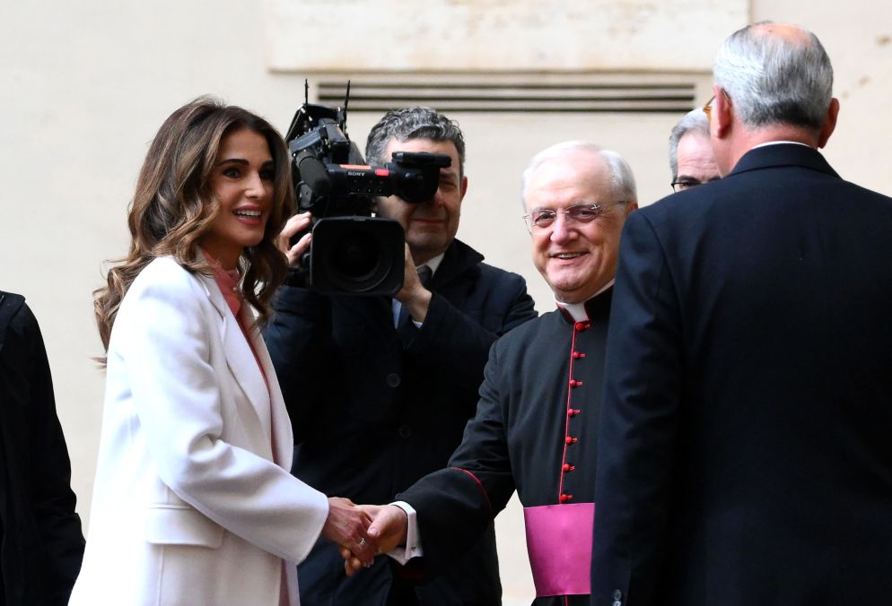 La Regina di Giordania Rania, all'arrivo in Vaticano per il Summit sui diritti dei bambini, ricevuta da padre Leonardo Sapienza - ANSA
