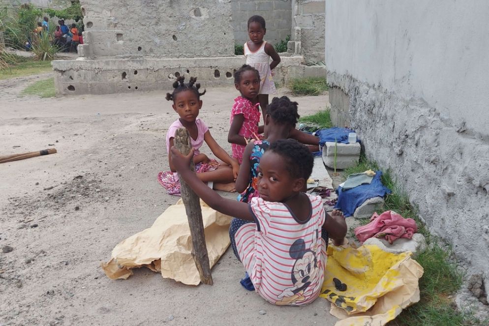 Bambini giocano nel bairro di Macurungo, a Beira - Alfieri
