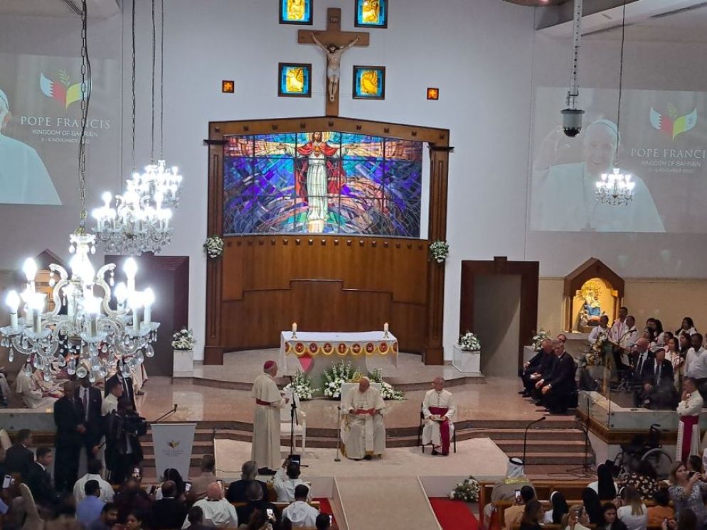 Papa Francesco nella chiesa del S. Cuore in Bahrein, dove domenica ha incontrato gli operatori pastorali prima della partenza - Muolo
