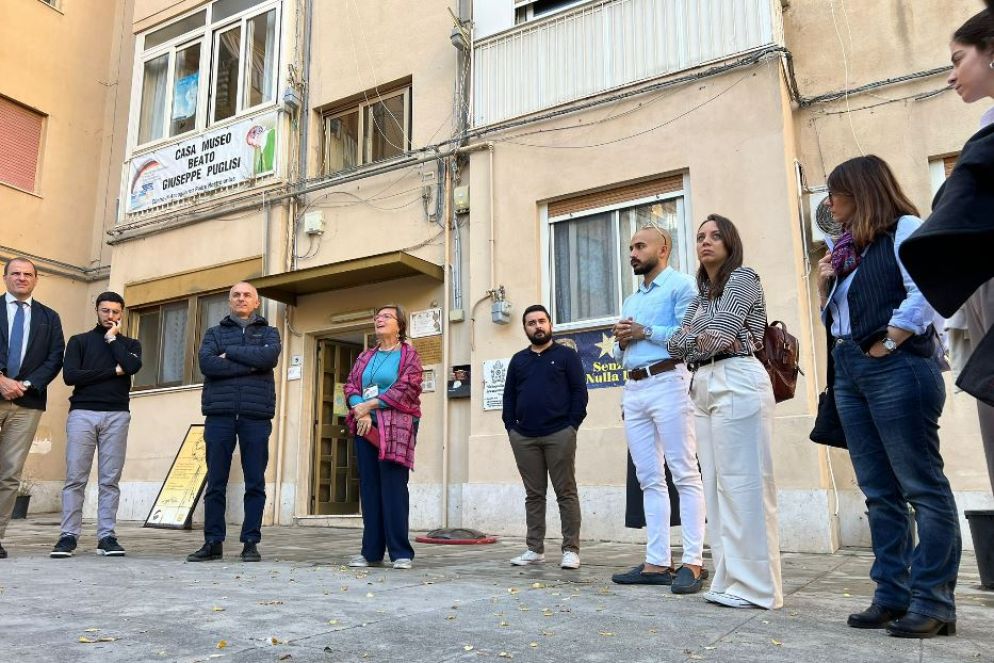 I ragazzi del Consiglio dei giovani del Mediterraneo davanti alla casa di padre Pino Puglisi a Palermo dove il sacerdote è stato ucciso dalla mafia - Gambassi