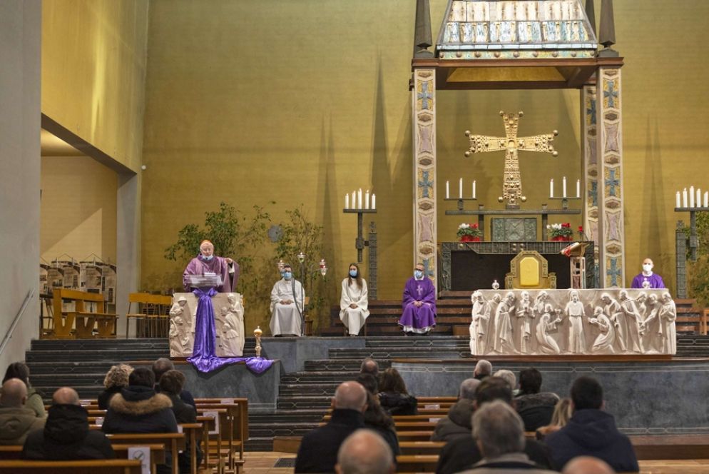 La Messa con il cardinale Bassetti per i giornalisti e il personale di "Avvenire" nella chiesa di Sant'Angela Merici a Milano - Fotogramma