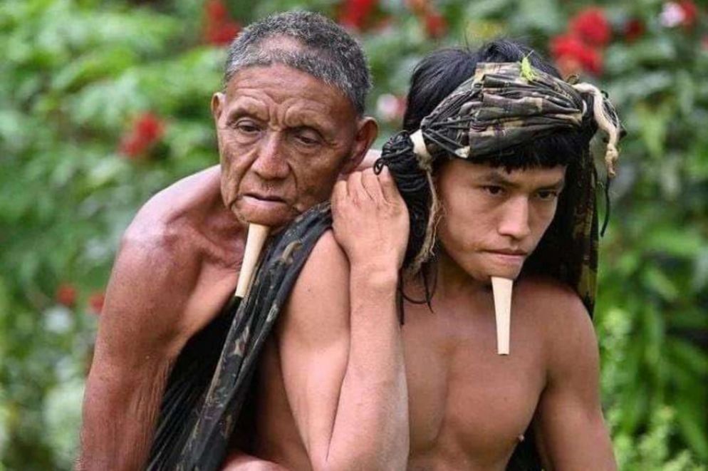 Tawy ha camminato per ore con il padre sulle spalle per farlo vaccinare - Eric Jennings Simões