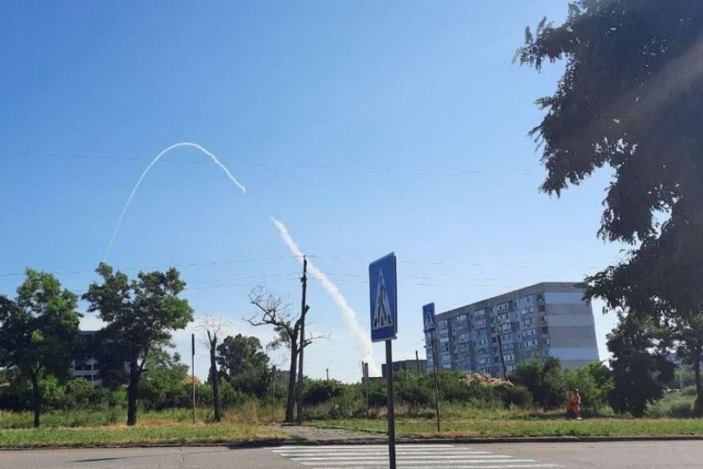 La striscia di fumo di un attacco nelle vicinanza di Melitopol - Telegram-Ria Melitopol