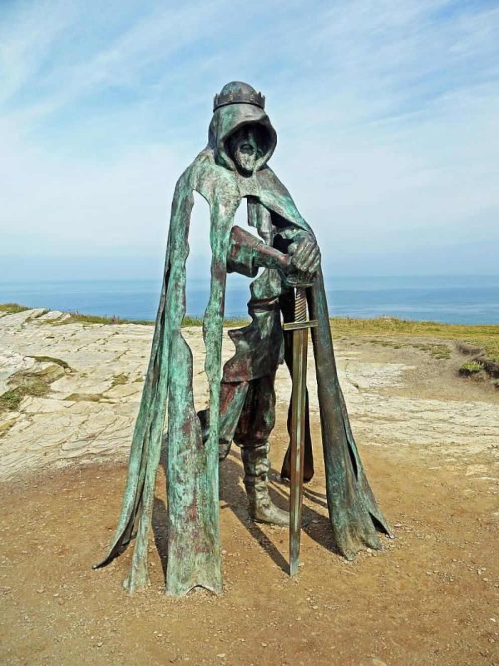 La scultura “Gallos” di Rubin Eynon a Tintagel - WikiCommons