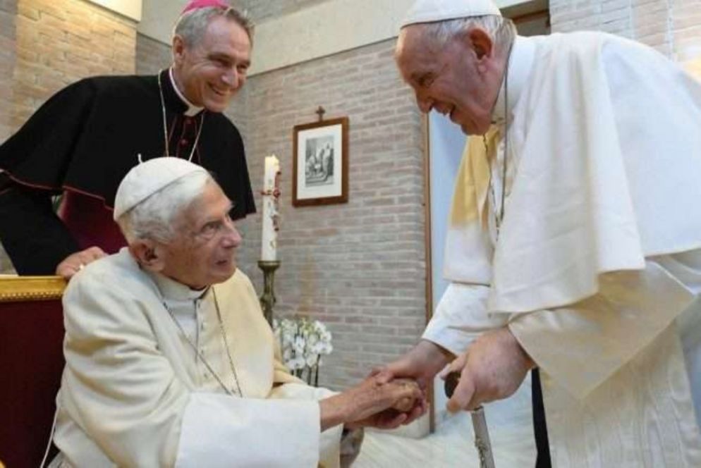 Papa Francesco e i nuovi cardinali in visita dal Papa emerito - Vatican News