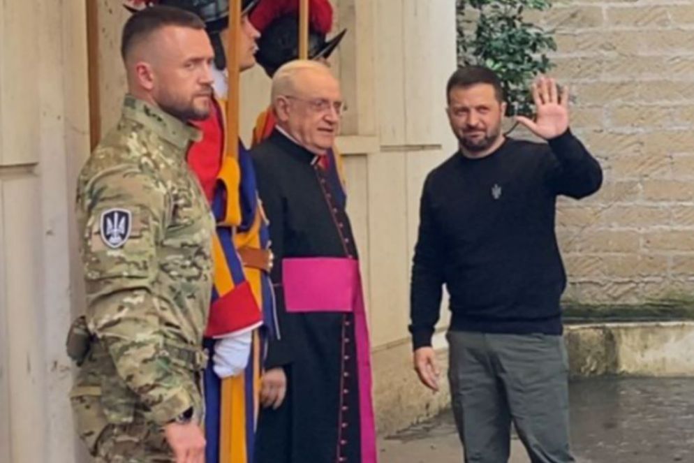 L'arrivo del presidente ucraino Zelensky in Vaticano, accolto da monsignor Leonardo Sapienza - Pool Aigav