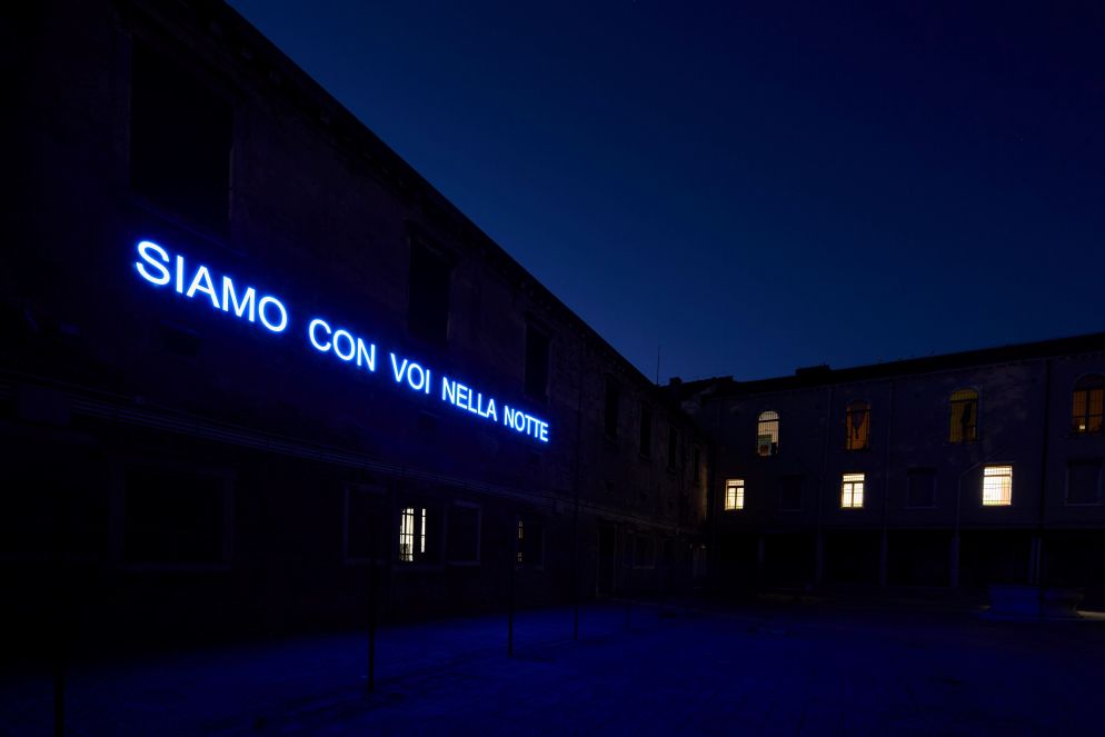 Padiglione del Vaticano: Claire Fontaine, “Siamo con voi nella notte”, cortile centrale del Carcere della Giudecca - Marco Cremascoli / La Biennale di Venezia