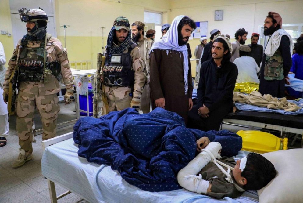 Una giovane vittima in ospedale a Paktika - Ansa