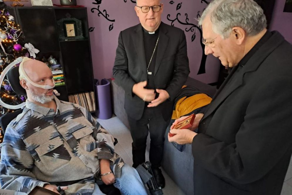 Il patriarca di Venezia Francesco Moraglia dona un'icona mariana a Stefano Gheller