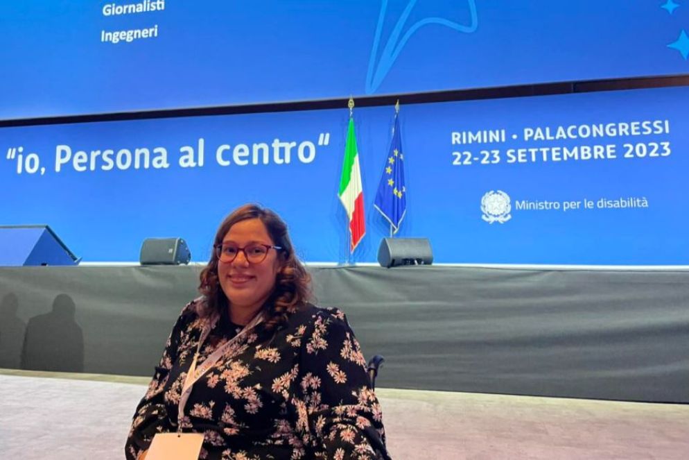 Marta sorridente tra i padiglioni di Expo Aid, a Rimini, nel 2023 - I pensieri di Marta