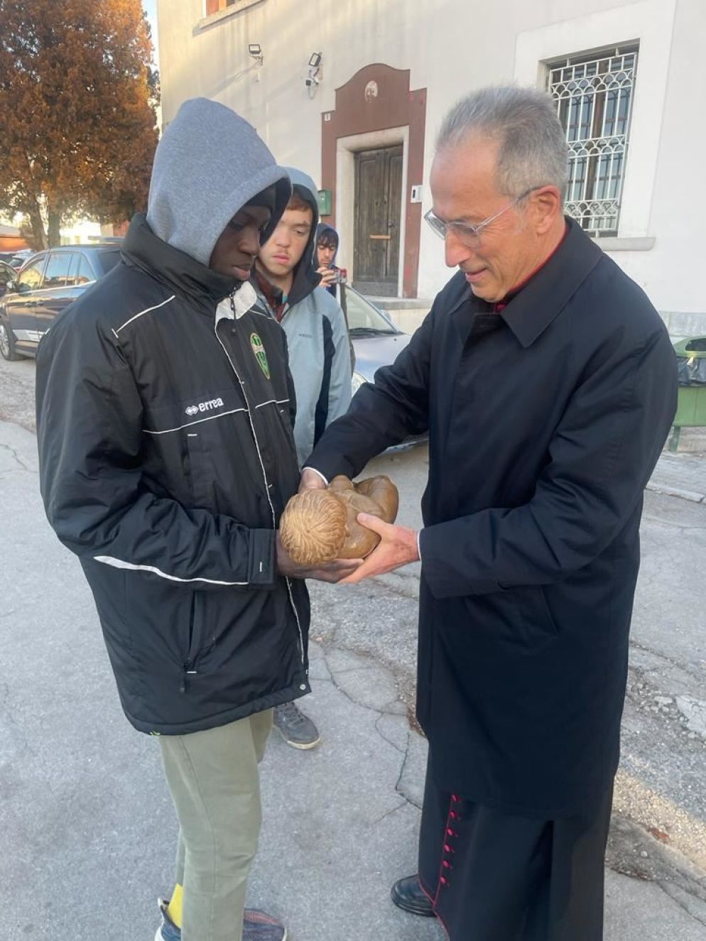 Il vescovo di Belluno-Feltre Marangoni riceve il Gesù dai ragazzi della Comunità e lo conduce nel carcere - Comunità Villa San Francesco