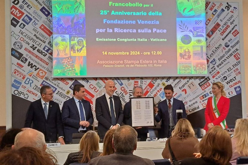 La presentazione del quadro che verrà donato ai Premi Nobel per la pace - L.Liv.