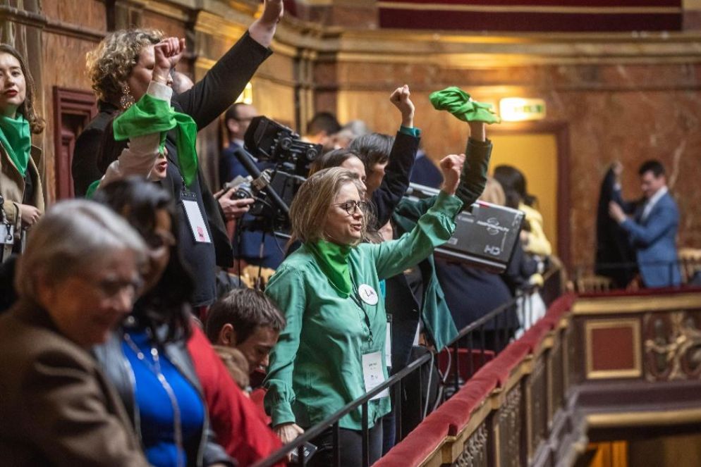 Militanti femministe nella tribuna del Congresso a Versailles festeggiano il varo della riforma - Ansa