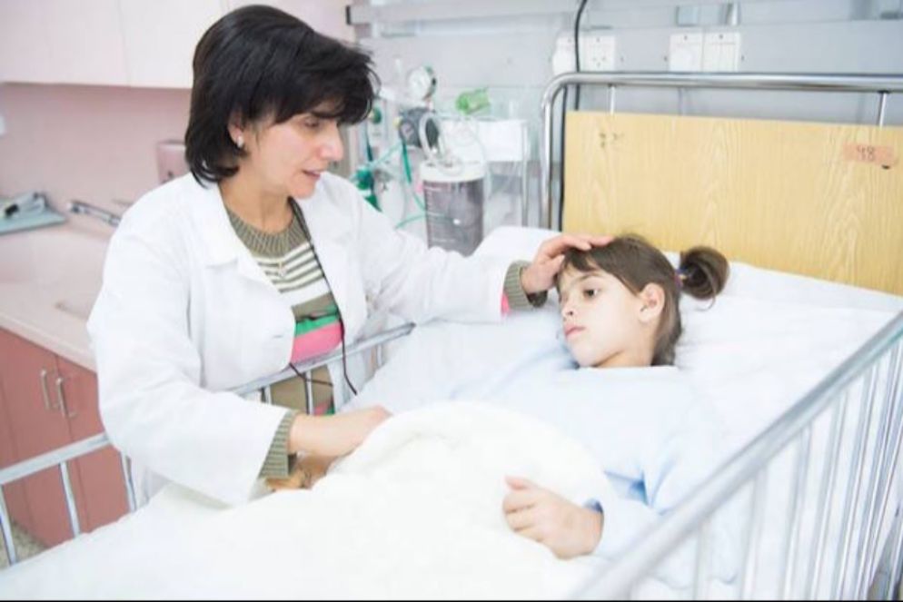 La dottoressa Hiyam Marzouqa Hawad al lavoro - Aiuto Bambini Betlemme