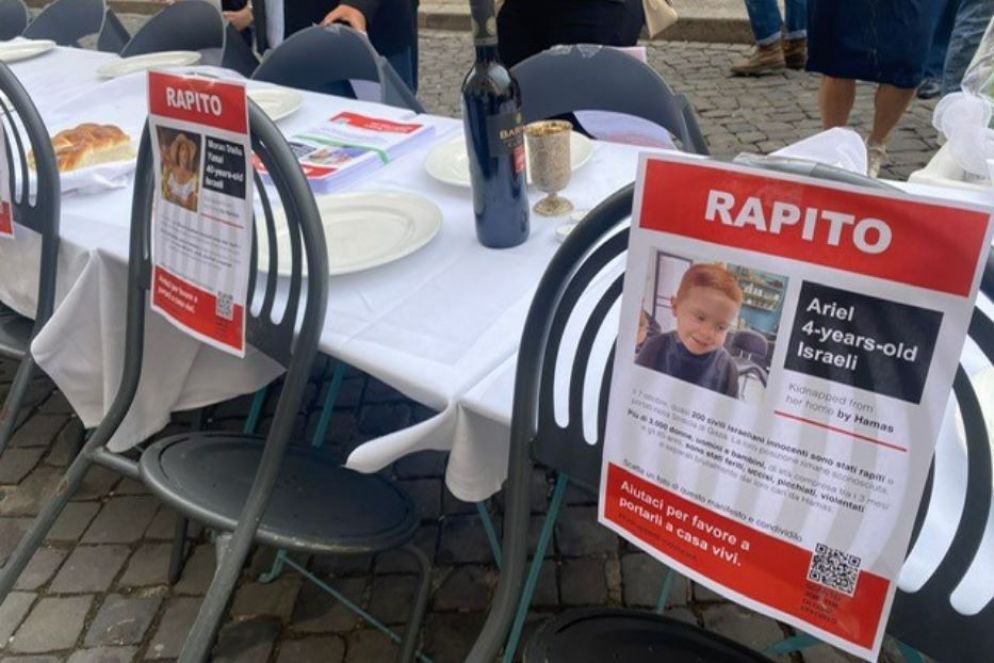 Il tavolo allestito in via Catalana a Roma, davanti al Tempio - Ariela Piattelli