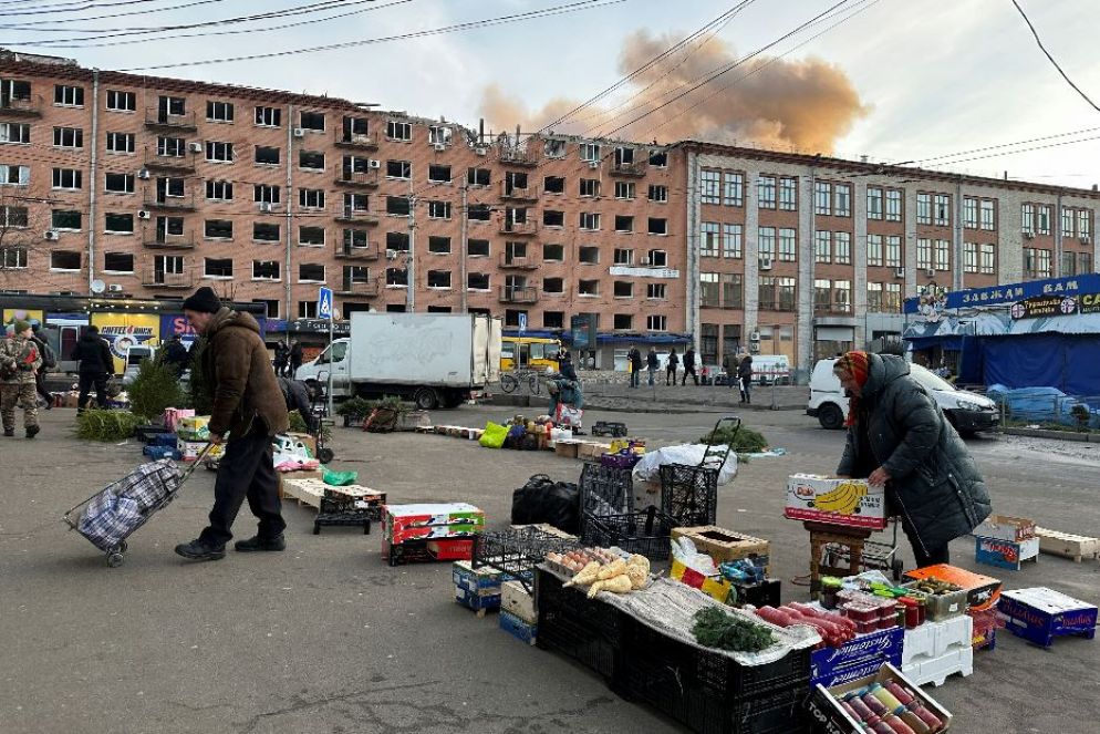 ll mercatino vicino alla fermata della metropolitana di Lukyanivska a Kiev: il quartiere è stato devastato dall'esplosione di un missile russo - Reuters