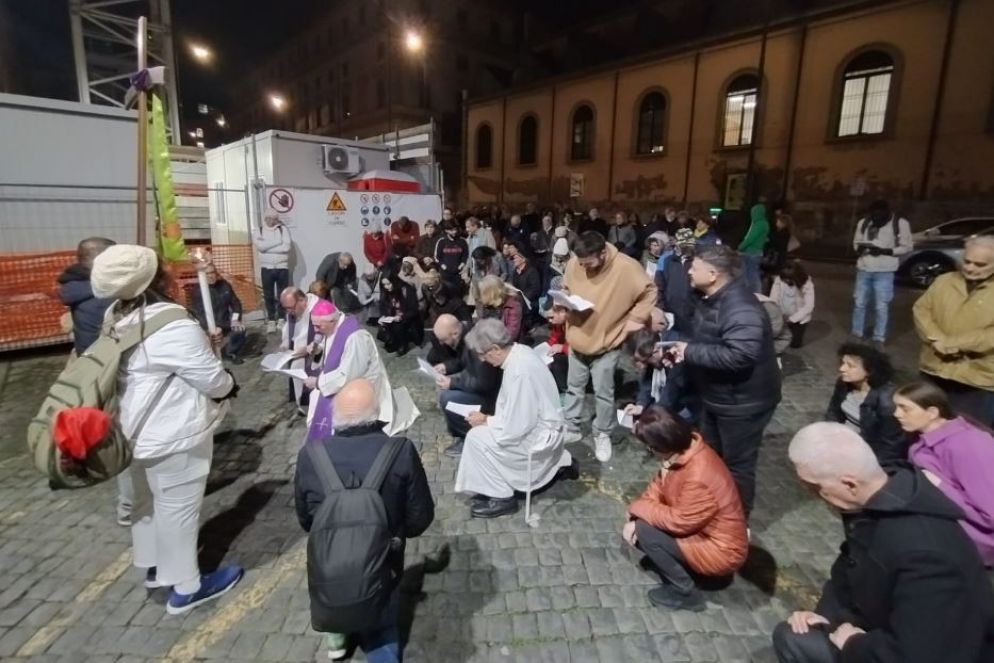 Un momento della Via Crucis alla Stazione Termini - Caritas Roma