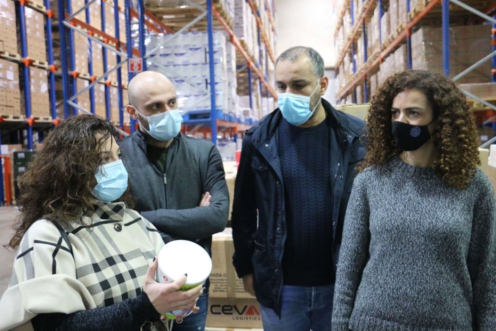 I volontari mentre ricevono in Libano il “latte solidale” - Fondazione Giovanni Paolo II