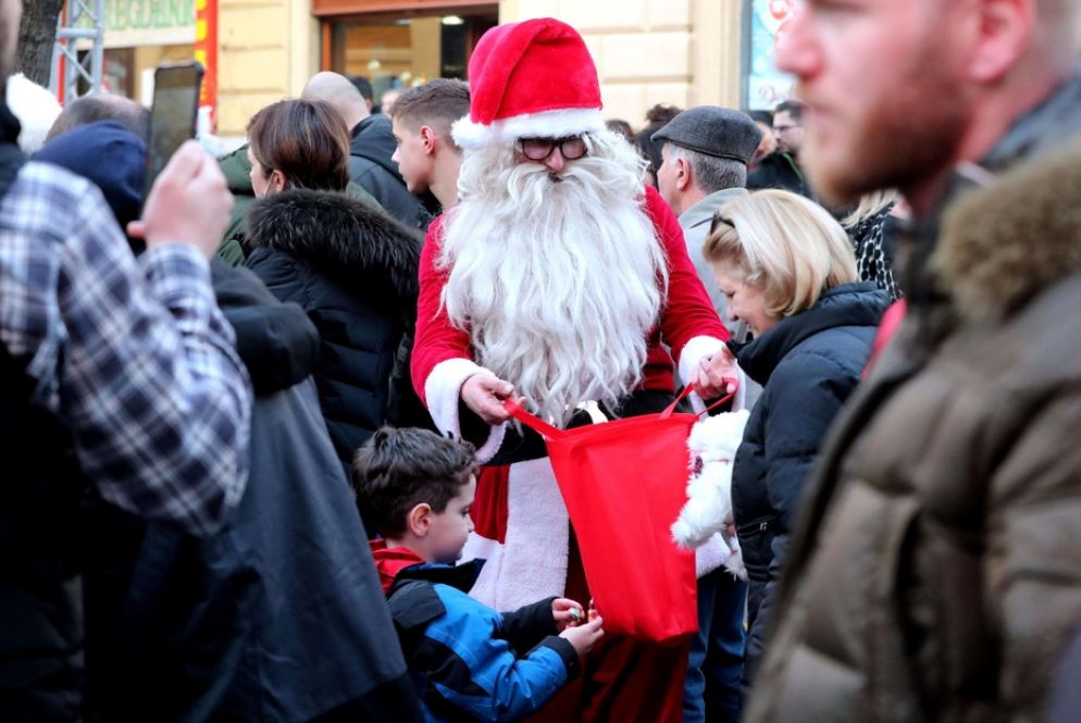 Il Natale lungo le strade di Sarajevo - Ansa