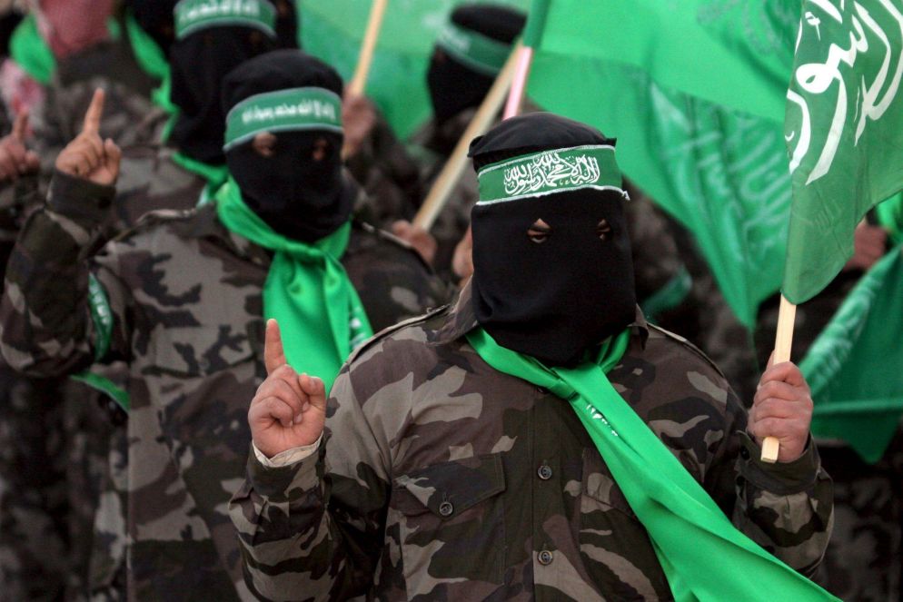 Militanti di Hamas sfilano con le bandiere nelle strade di Hebron inneggiando al jihad - Ansa