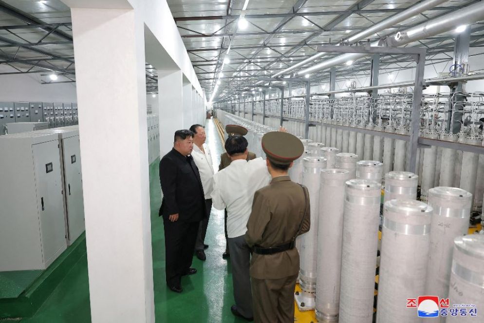 Kim ispeziona le centrifughe per l’arricchimento dell'uranio - REUTERS