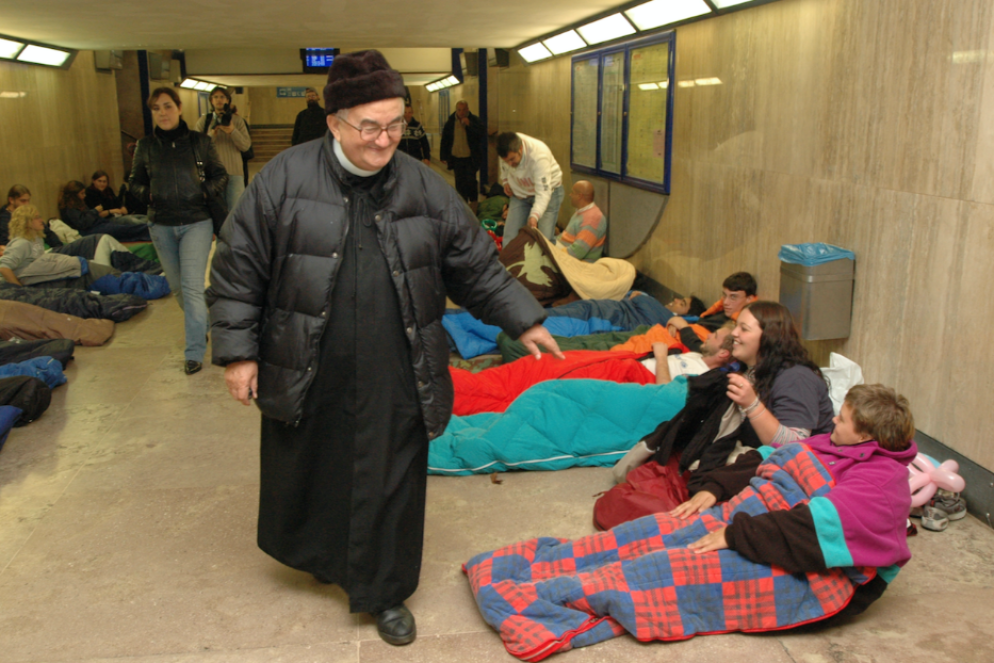 "Non lasciare nessuno soffrire da solo": don Oreste la notte alla ricerca dei "bastonati dalla vita" - Comunità Papa Giovanni XXIII