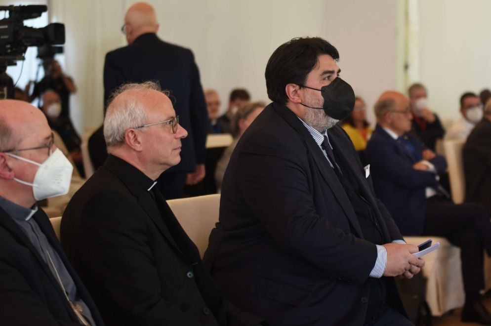 Gli arcivescovi di Gorizia Carlo Maria Readelli e di Cagliari Giuseppe Baturi. Accanto a loro il presidente della Regione Sardegna Christian Solinas - Foto Carla Picciau