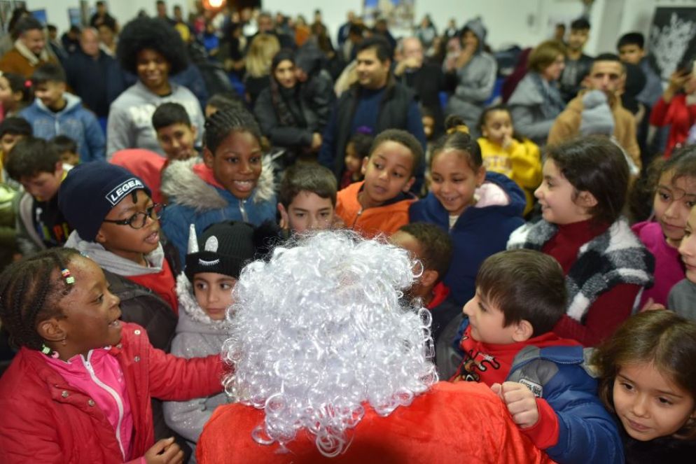 Un gruppo di bambini migranti accolti in Calabria