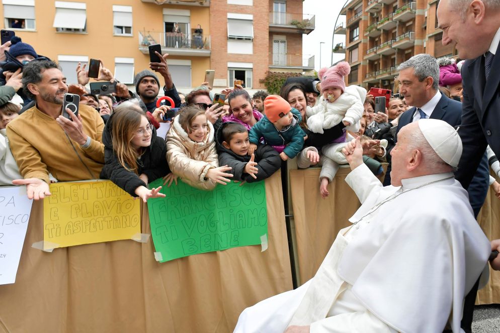 Il Papa saluta i fedeli fuori dalla parrocchia - ANSA
