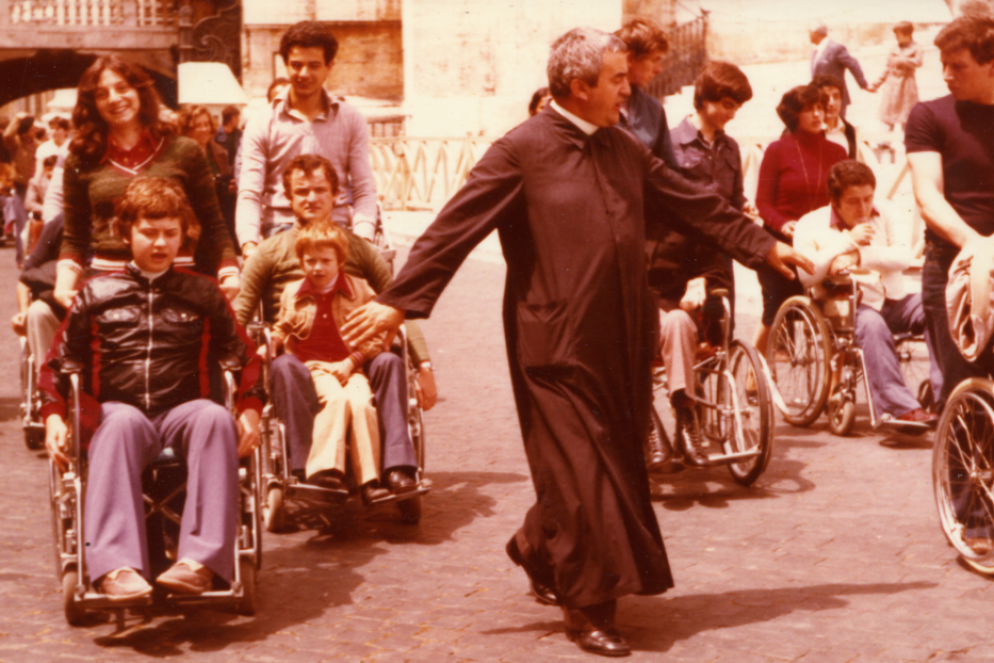 Un giovane don Benzi con i suoi disabili in piazza San Pietro - Comunità Papa Giovanni XXIII