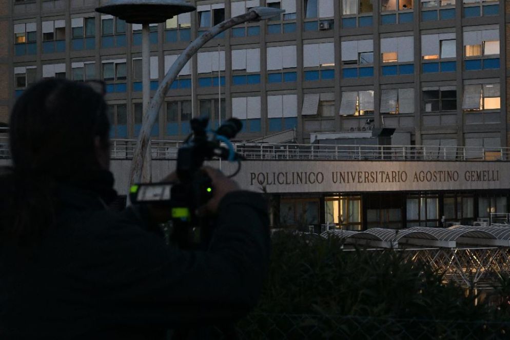 Papa Francesco si trova ora nella sua stanza a lui riservata al decimo piano del Policlinico Gemelli. Per lui è il secondo ricovero: il 4 luglio 2021 si era trattenuto nel nosocomio romano per undici giorni, dopo aver subito un’operazione chirurgica che ha comportato l’asportazione di una parte del colon per una stenosi diverticolare. - ANSA/CLAUDIO PERI