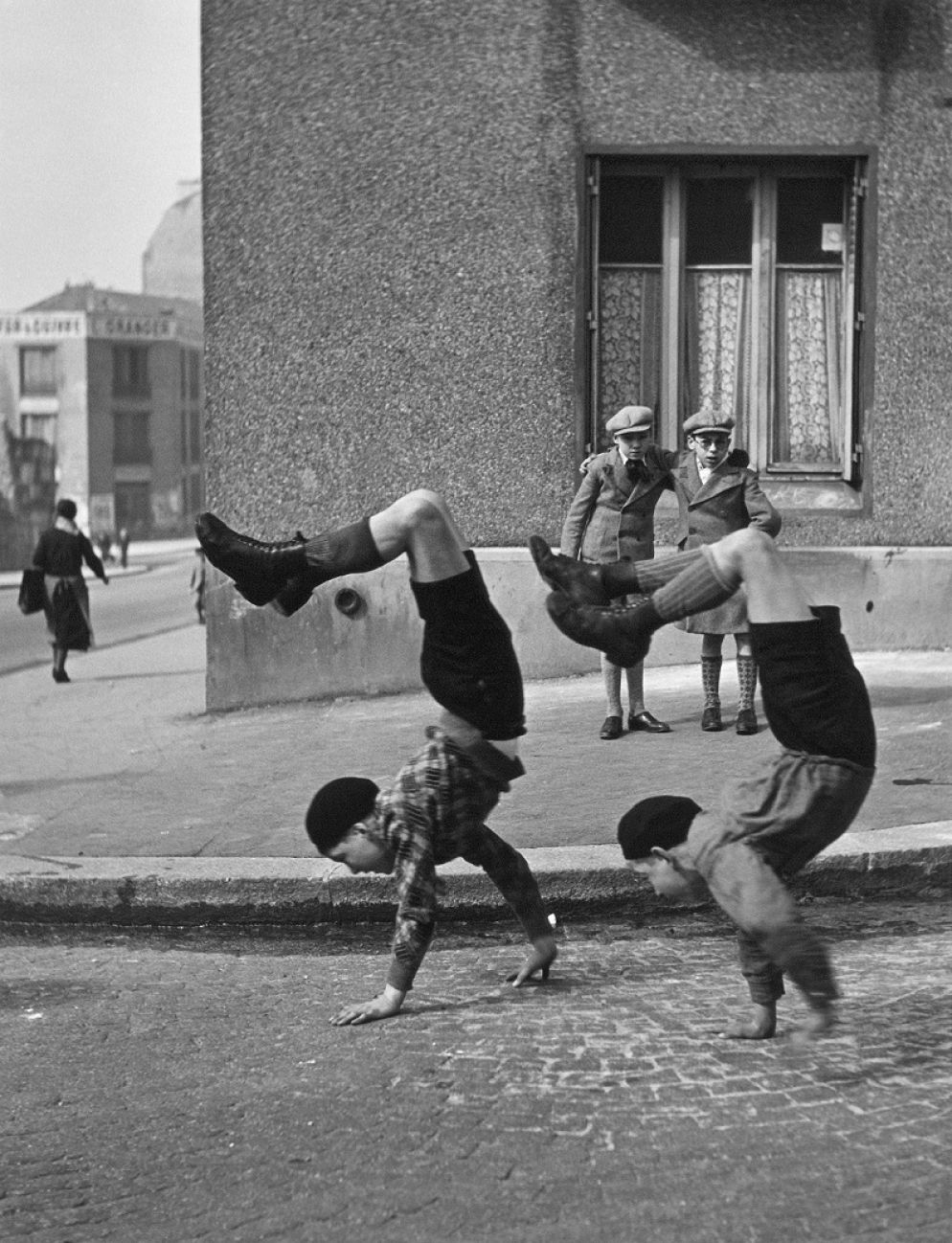 Les frères, rue du Docteur Lecène, Paris, 1934 - © Robert Doisneau