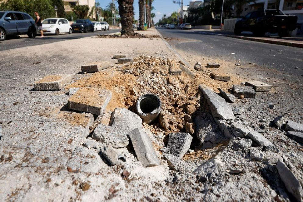 Il cratere aperto da un razzo caduto su Askelon - Ansa
