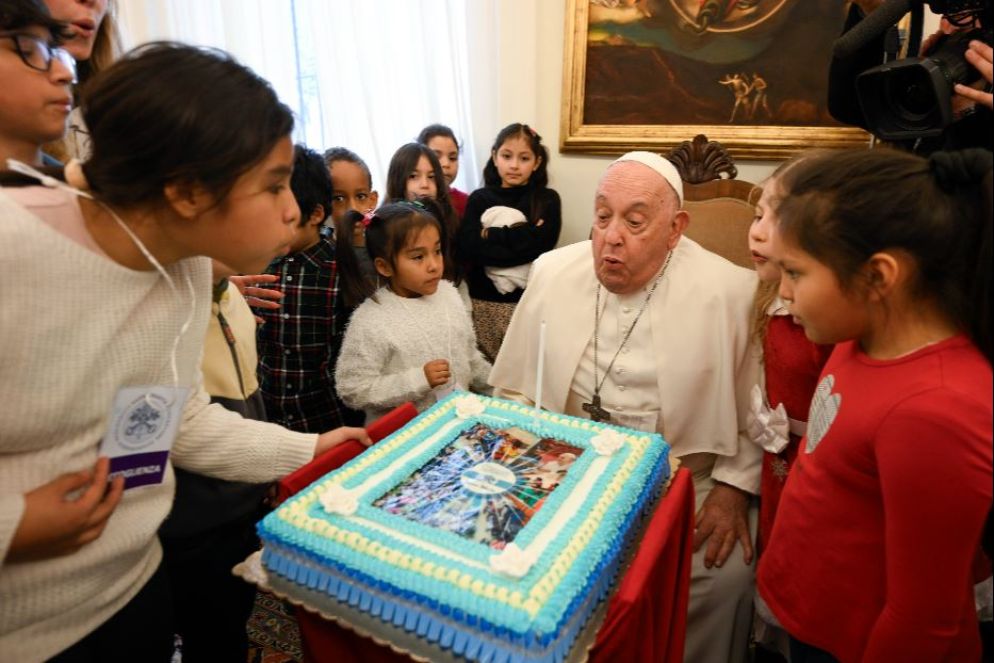 Il Papa con i bambini del dispensario Santa Marta - Vatican Media