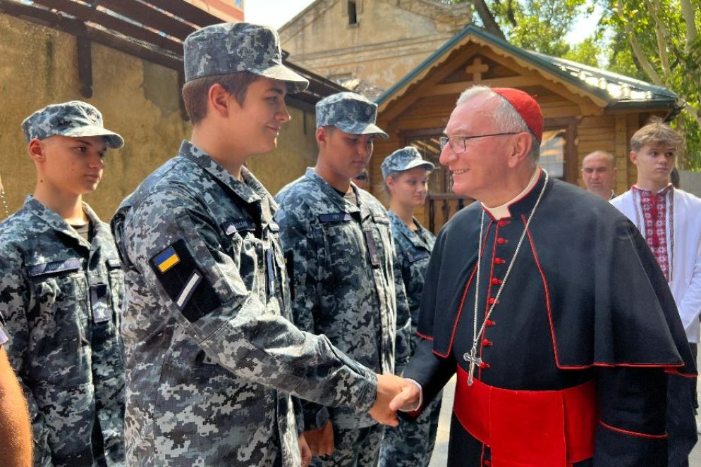 Il cardinale Parolin saluta gli studenti del liceo navale nella parrocchia greco-cattolica di Odessa - Gambassi