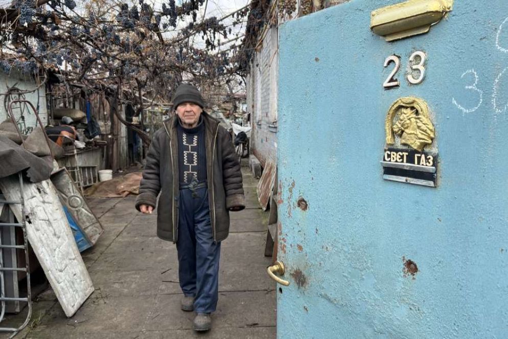 Vladimir Mikhaylovich, 82 anni, che con il fratello Viktor vive senza luce e acqua corrente - Gambassi