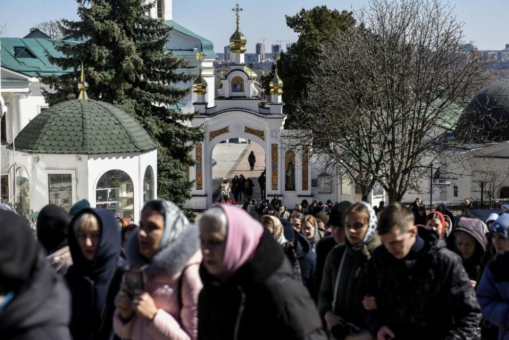 La protesta dei fedeli per fermare la cacciata dei monaci dal Monastero delle grotte a Kiev - Reuters