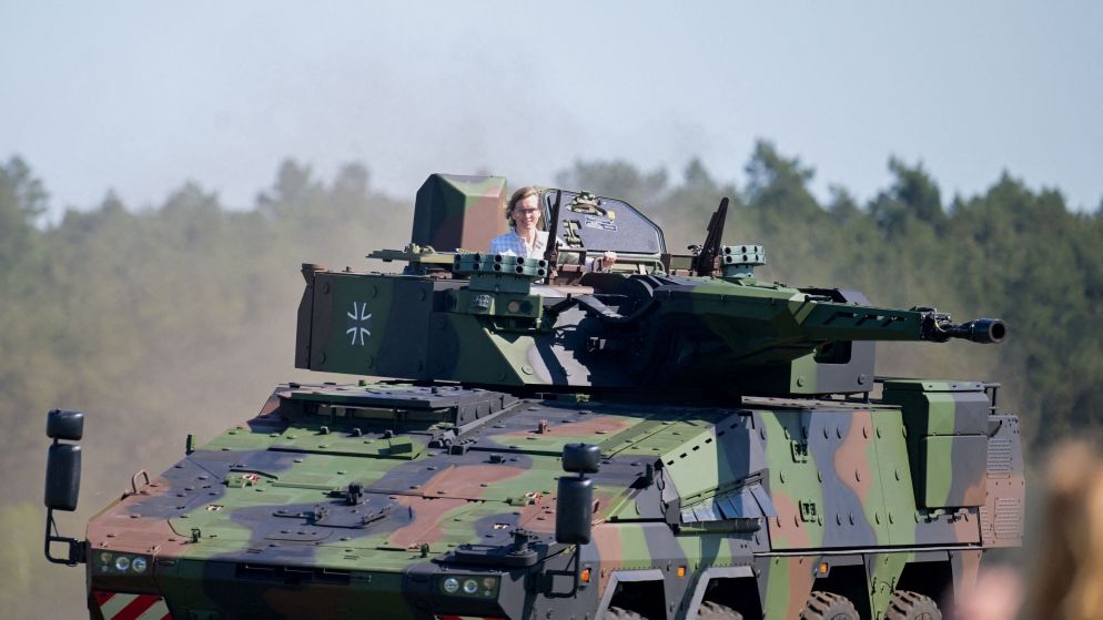 Simetje Möller, segretaria al ministero della Difesa tedesco, a bordo di un corazzato Boxer di Rheinmetall lo scorso 2 maggio - Reuters