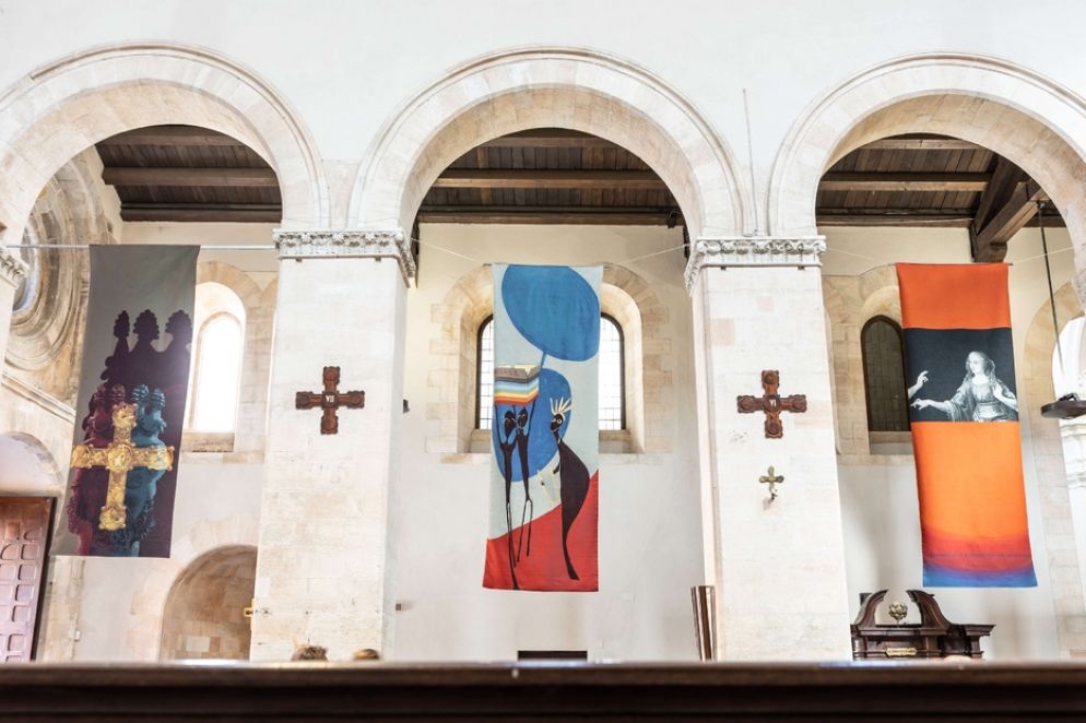 Gli arazzi contemporanei esposti nella cattedrale di Cosenza