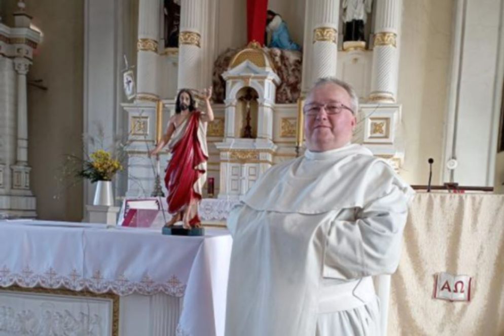 Padre Juris Krisuns, polacco, nella chiesa della Santa Croce a Ventspils, dove è parroco - .