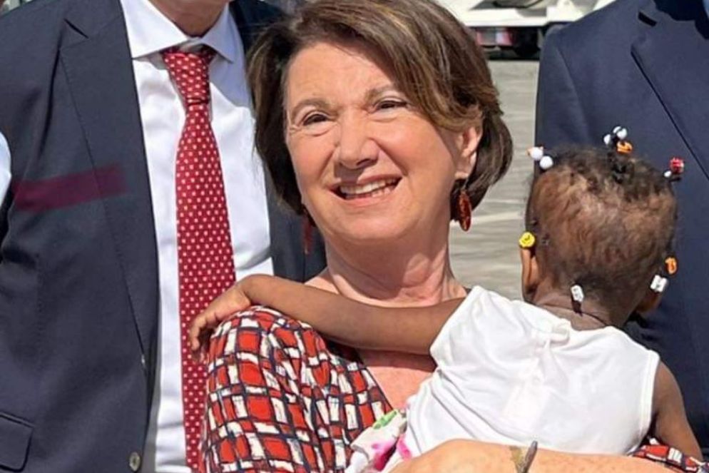 La ministra Roccella accoglie i bambini adottivi arrivati a Ciampino da Haiti - Social Roccella