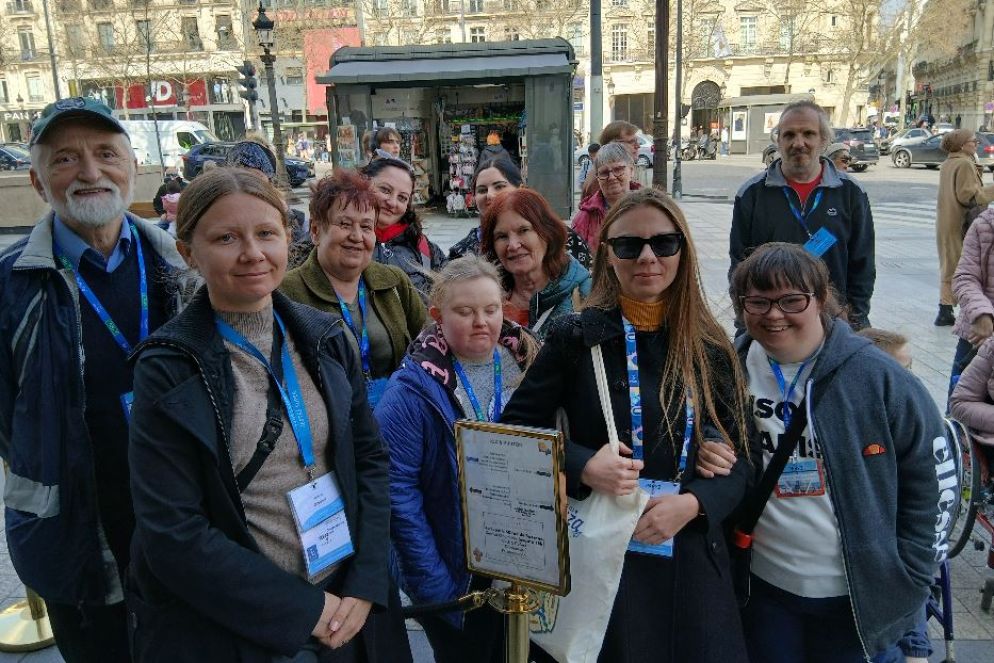 Il gruppo di turisti “speciali” lungo gli Champs-Elysées - Fondazione Teraz Wy