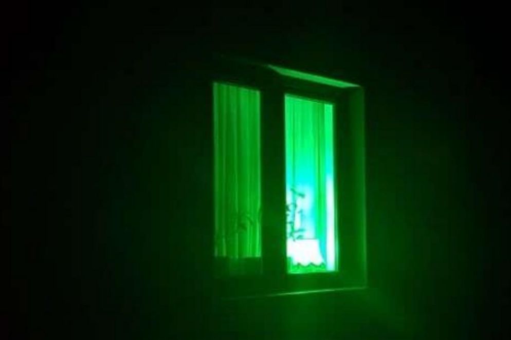 Lanterne verdi alle finestre per segnalare che qui si può chiedere aiuto - .