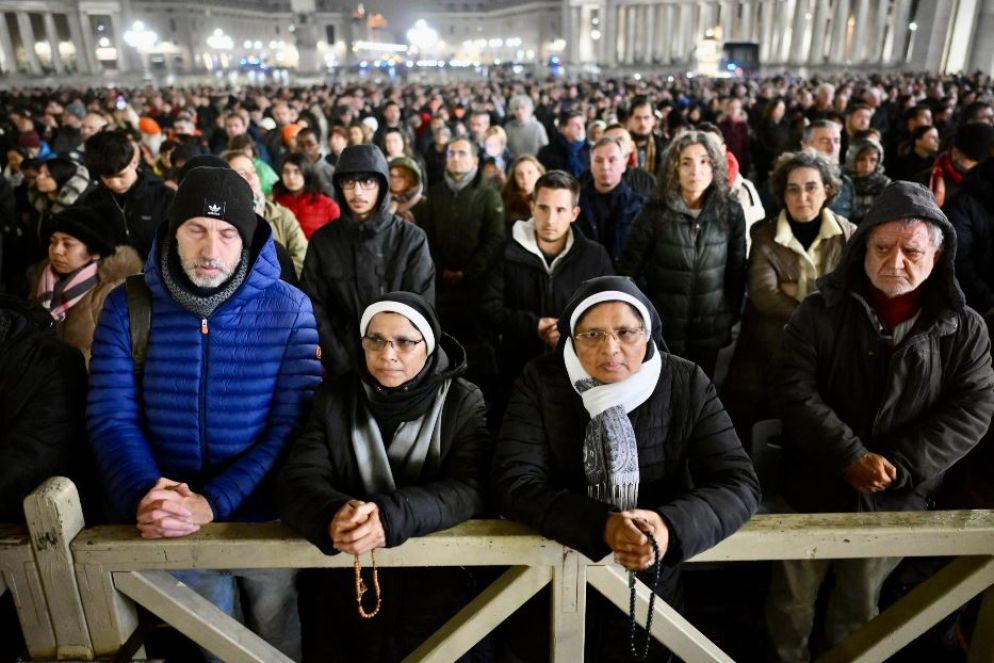 Migliaia di persone ieri sera hanno recitato il Rosario in San Pietro per la salute del Papa - Ansa