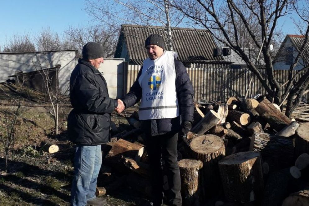La "legna solidale" portata dai volontari Caritas nei villaggi intorno a Kharkiv dove si vive senza elettricità, gas e acqua potabile - Avvenire / Caritas di Kharkiv
