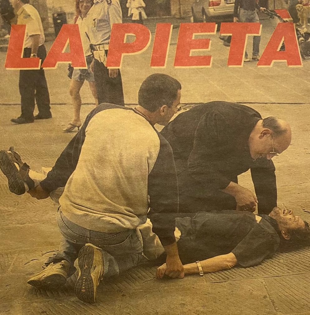 La pagina del quotidiano "La Nazione" con l'arcivescovo Chiaretti che soccorre un uomo svenuto in piazza a Perugia - Archivio arcidiocesi di Perugia-Città della Pieve