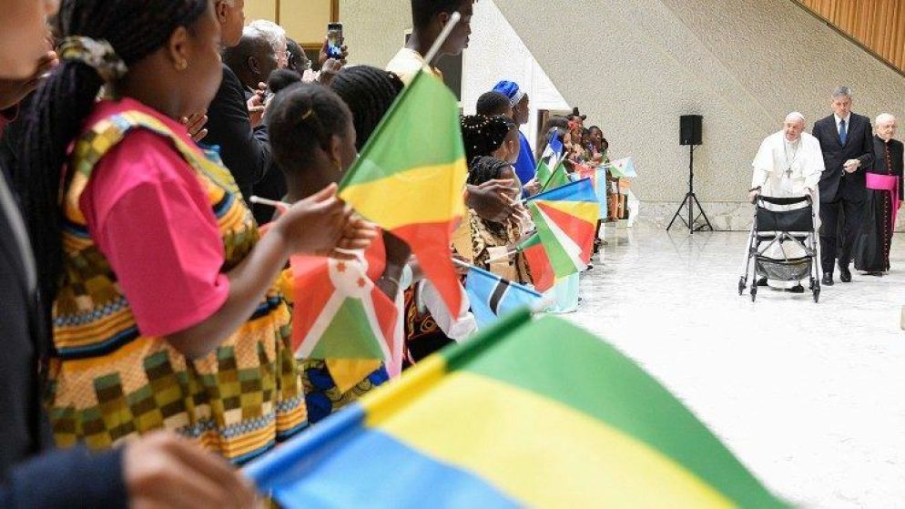 L'udienza ai bambini africani - Vatican Media